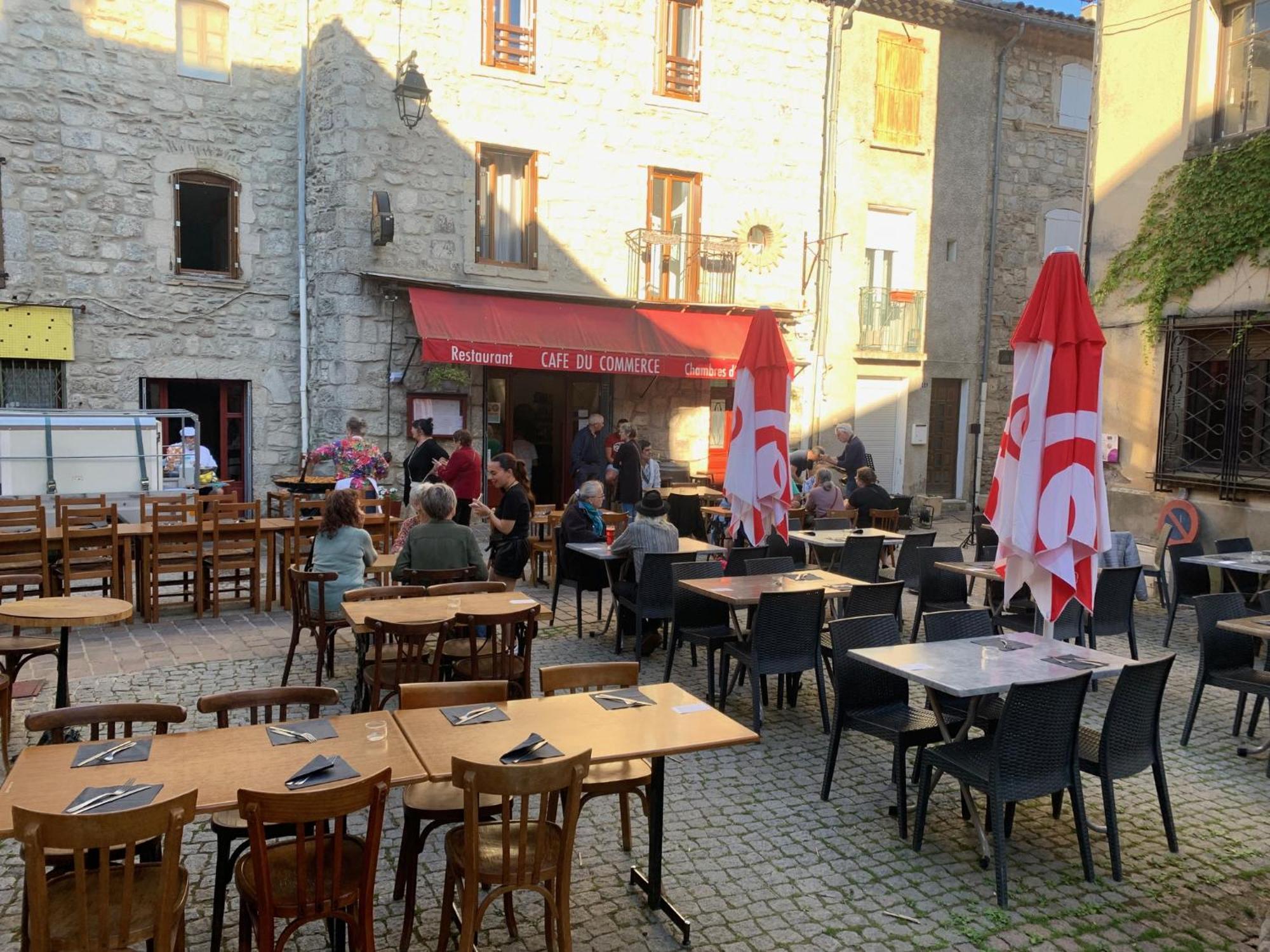 Cafe Du Commerce Genolhac Экстерьер фото